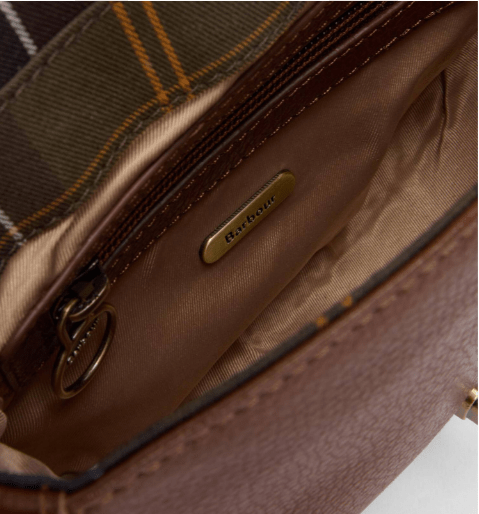 Barbour LBA0490 Borsa a tracolla Elm colore marrone con chiusura in oro, foto del dentro con focus sulla tasca con zip