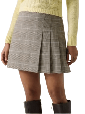Guess W6RD55WJ642 Gonna corta a quadri, colori base beige con righe sottili celesti e nere. Foto del davanti della gonna, indossata dalla modella