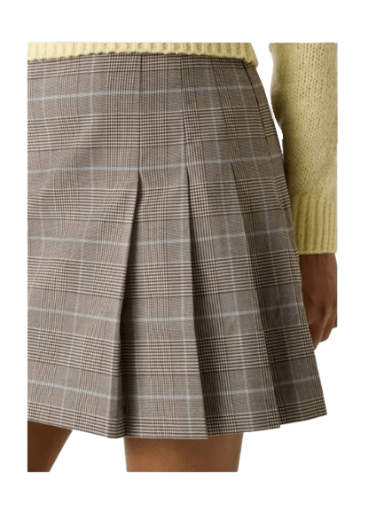 Guess W6RD55WJ642 Gonna corta a quadri, colori base beige con righe sottili celesti e nere. Foto del davanti della gonna, indossata dalla modella. dettaglio sulla plissettatura della gonna su un lato. 