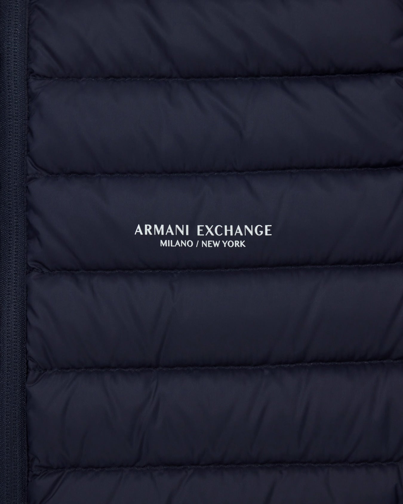 Armani XM001576 Gilet imbottito Uomo colore nero, foto del davanti dove si vede nel dettaglio il logo