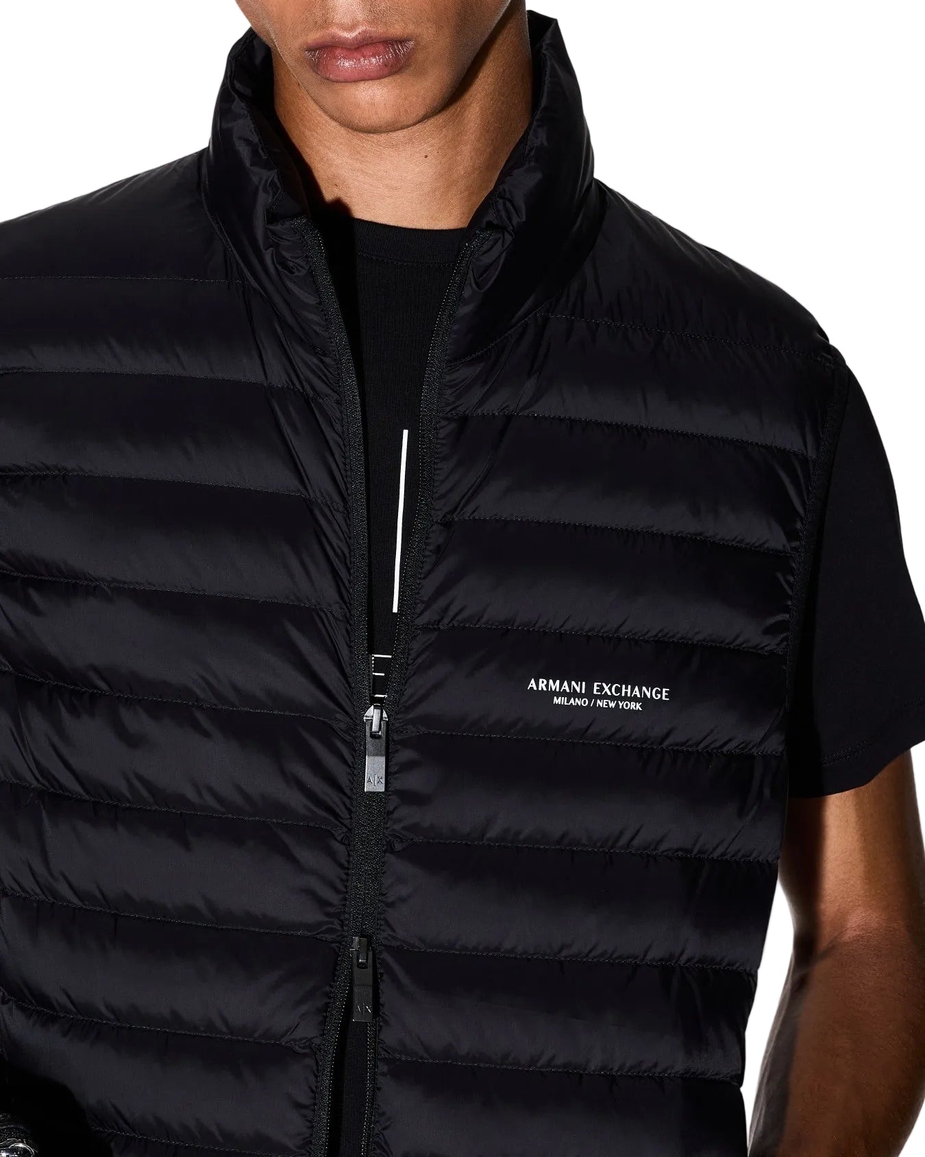Armani XM001576 Gilet imbottito Uomo colore nero, foto del davanti più riavvicinata, gilet indossato dal modello