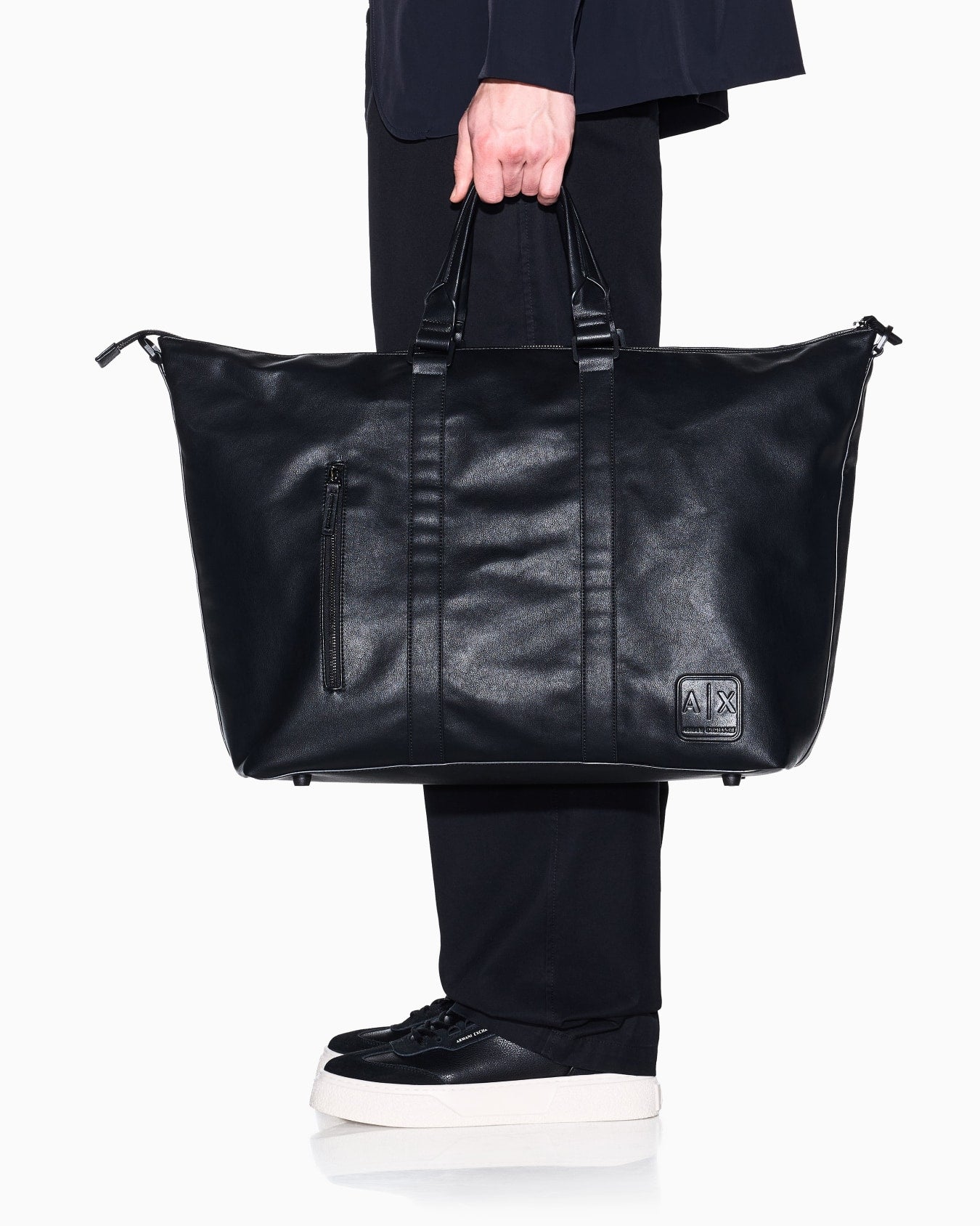 Armani Exchange Borsa da viaggio in tessuto tecnico art.XM002603 colore NERO, FOTO DEL DAVANTI, INDOSSATA DAL MODELLO